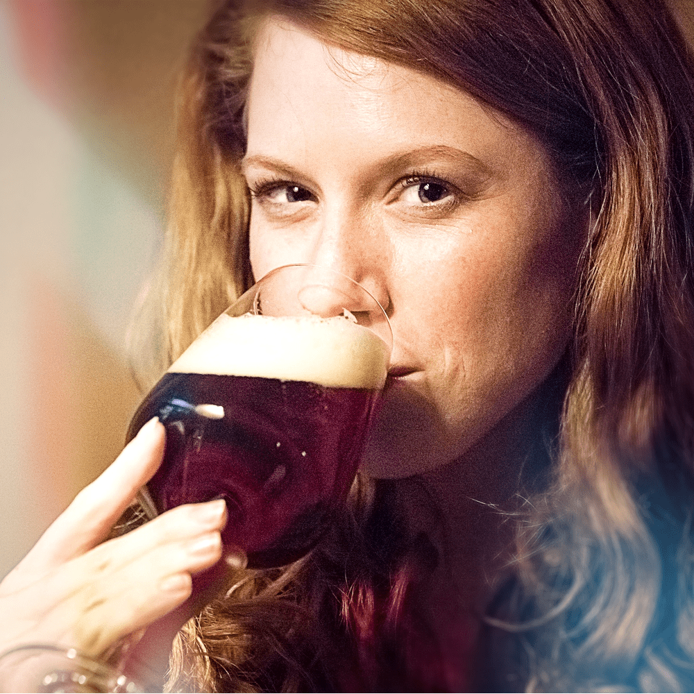Frau trinkt Bier