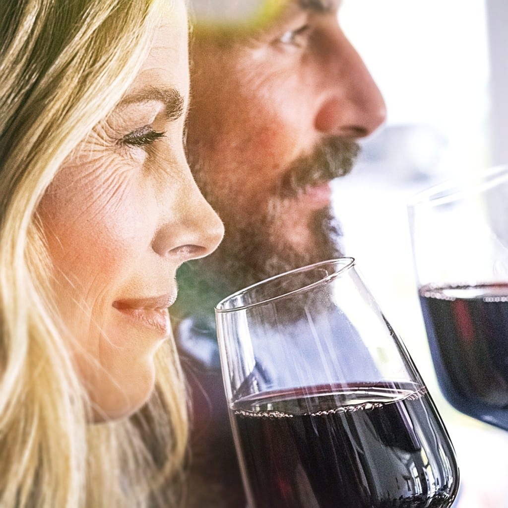 Paar genießt Rotwein