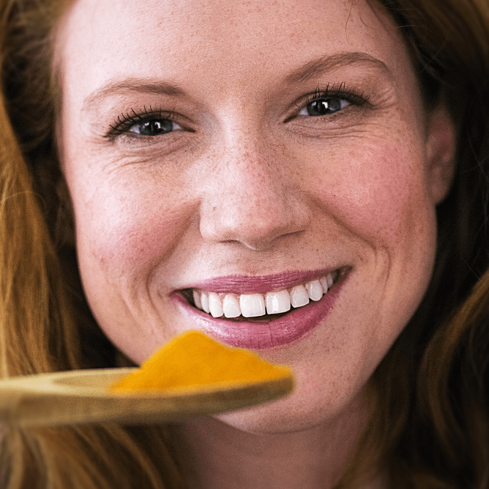 Genussentdeckerin mit Gewürz auf Holzlöffel