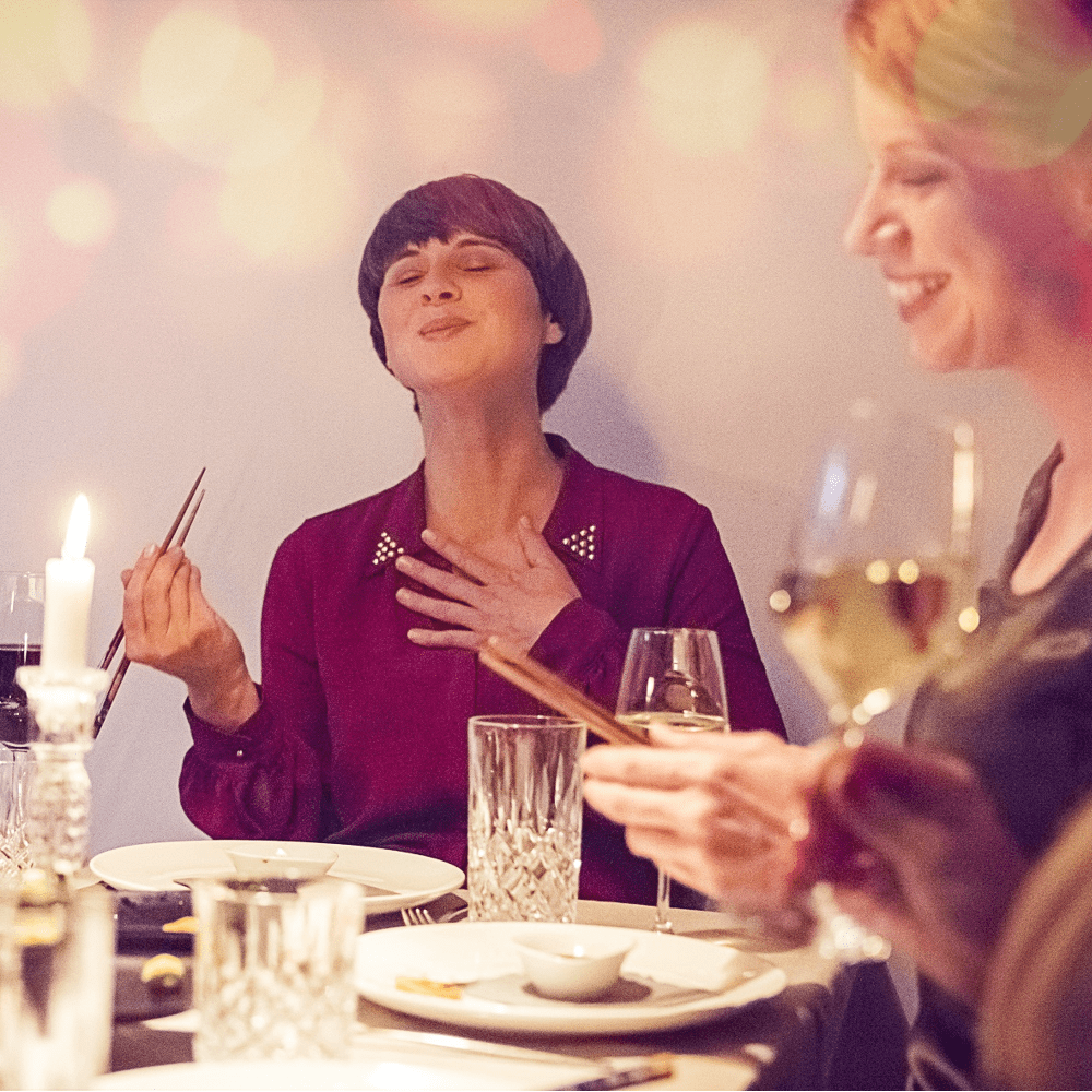 Köchin Jana genießt Sushi