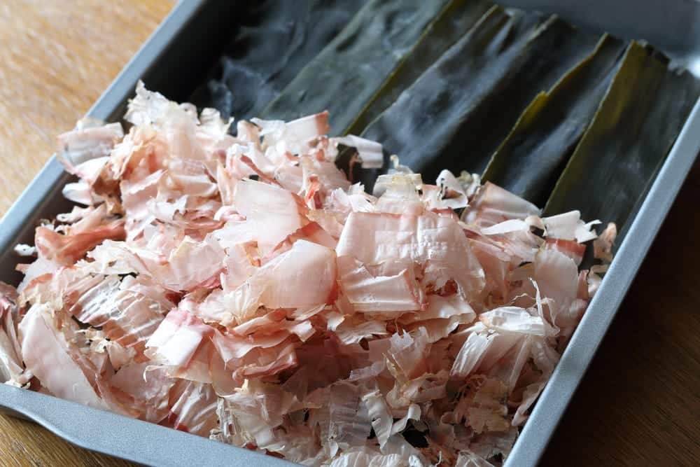 Bonitoflocken und Seetang