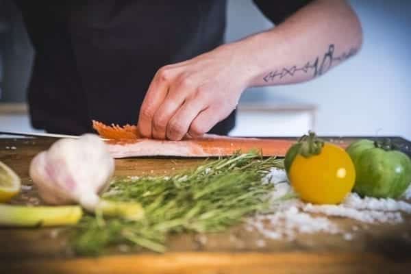 Fischfilet - Innengräten - Fisch filetieren - Schnitt am Rücken - Entdeckermagazin Miomente