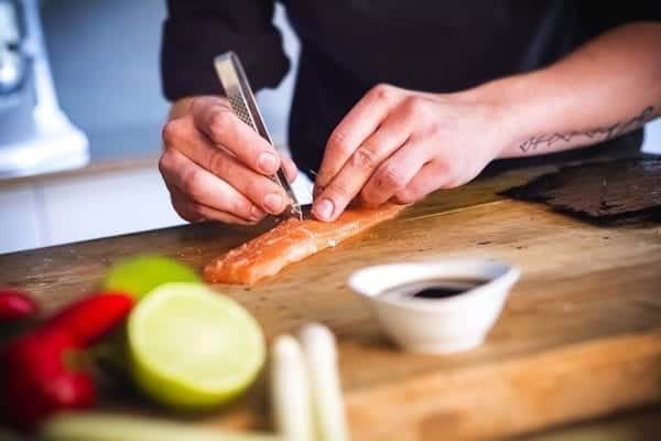 Gräten zupfen - Fisch filetieren - Schnitt am Rücken - Entdeckermagazin Miomente