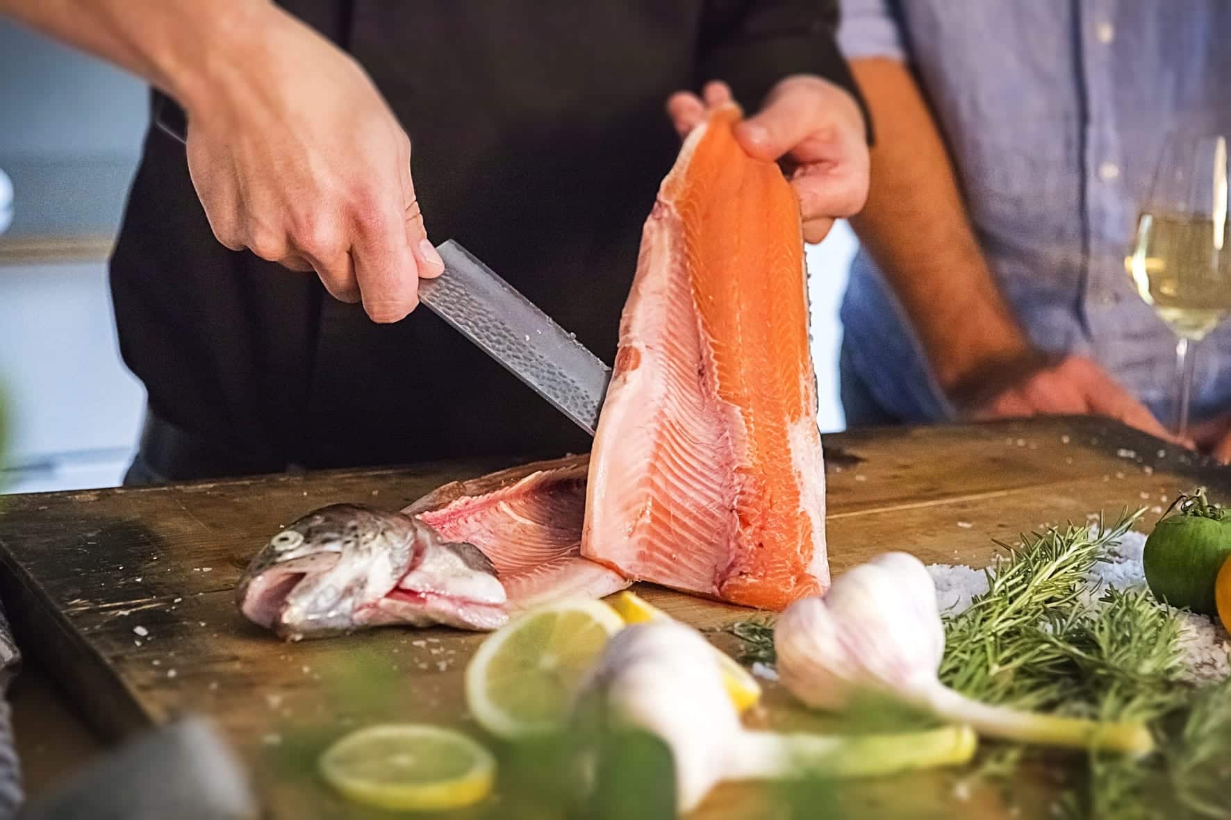 Frisch ausgelöstes Fischfilet - Fisch filetieren - Schnitt am Rücken - Entdeckermagazin Miomente