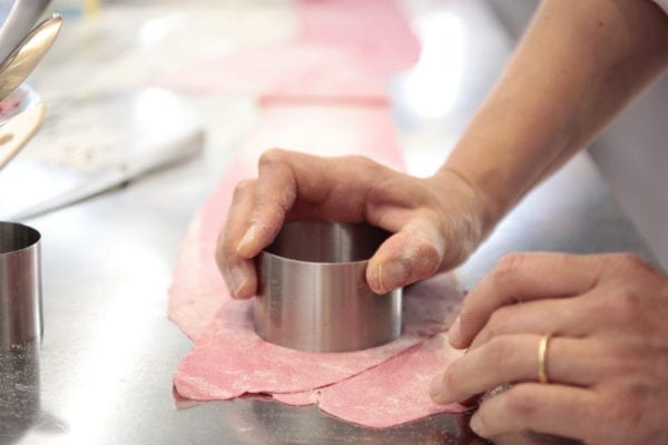 Kochen frischer Rote-Beete-Ravioli