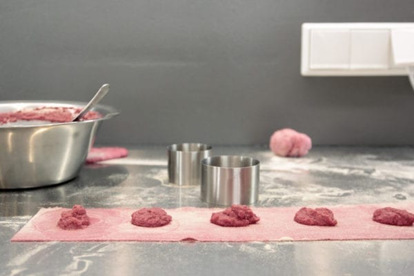 Pasta Kochkurs im Kochstudio Bilou - Gruppe beim Pasta kochen