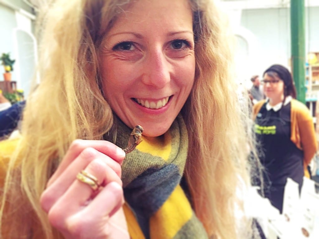 Sabine Engel testet den Geschmack von Heuschrecken