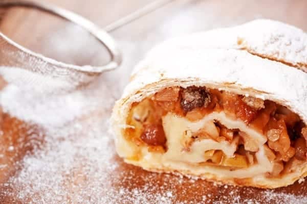 Apfelstrudel - Strudelteig ausrollen und füllen