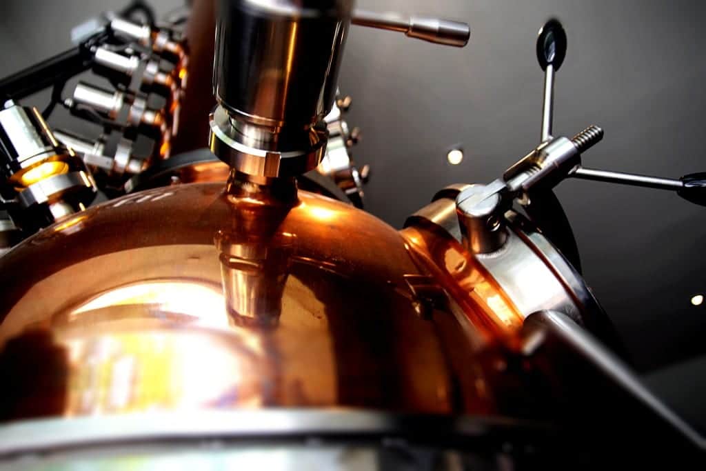 Bei der Destillation entstehen Wasser und Gase