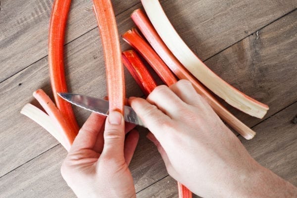 Rhabarber schälen und schneiden