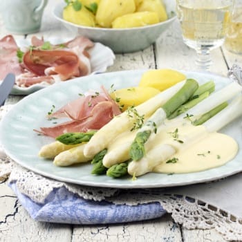 Spargel gekocht mit Schinken, Sauce Hollandaise und Kartoffeln