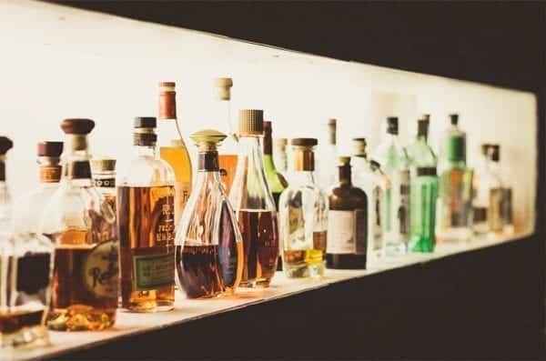 Spritzige Cocktailkurse in der Barock Bar in Regensburg von Richard und Anika Söldner - Mixe deine eigenen Cocktails mit hochwertigen Spirituosen | Miomente Entdeckermagazin