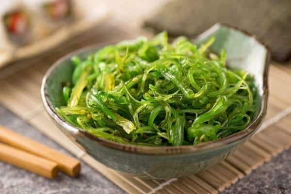 Algen-Salat schmeckt umami