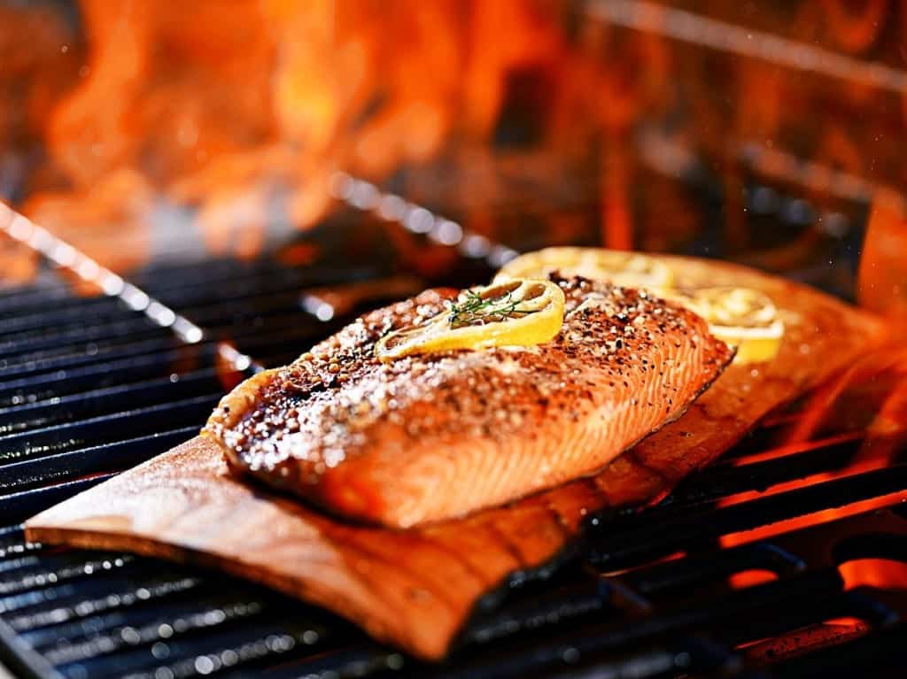 Plank Grilling - Grillen auf der Grillplanke aus Zedernholz