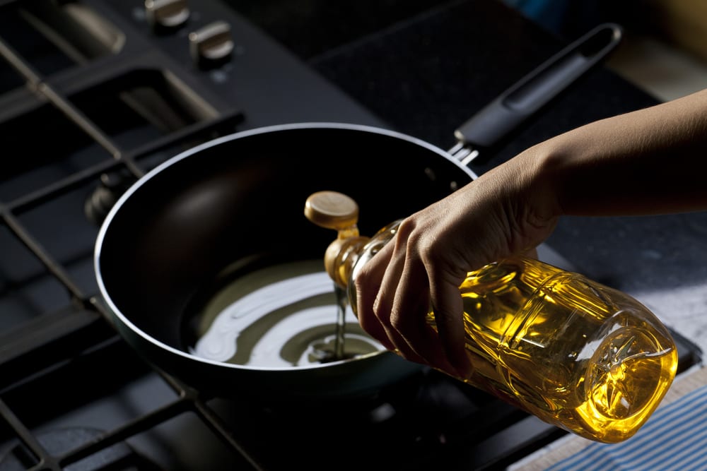 Typischer Kochfehler: Öl in die kalte Pfanne geben.