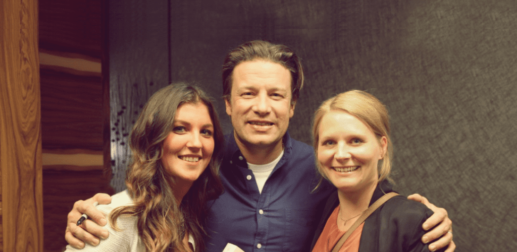 Nora Unterbruner, Jamie Oliver und Daphne Rohling beim Interview fürs Entdeckermagazin Miomente