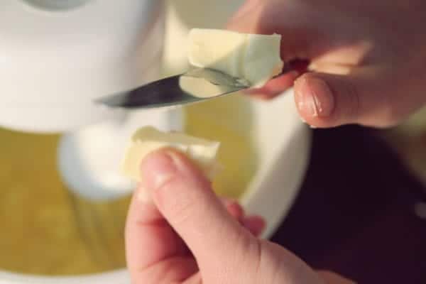 Miomente Weihnachtsrezept für Butterplätzchen: Butter zerkleinern