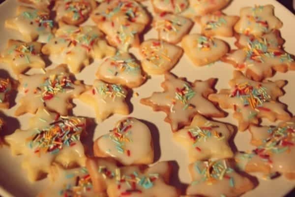 Miomente Weihnachtsrezept für Butterplätzchen: Fertige Plätzchen mit Streusel und Glasur