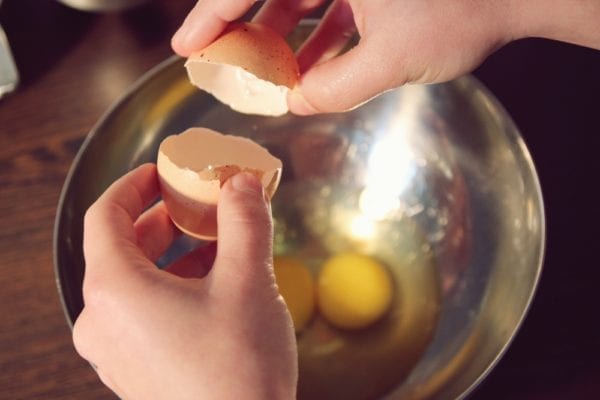 Miomente Weihnachtsrezept für Butterplätzchen: Eier in eine Schüssel schlagen