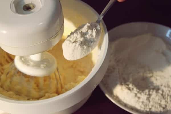 Miomente Weihnachtsrezept für Butterplätzchen: Mehl zugeben