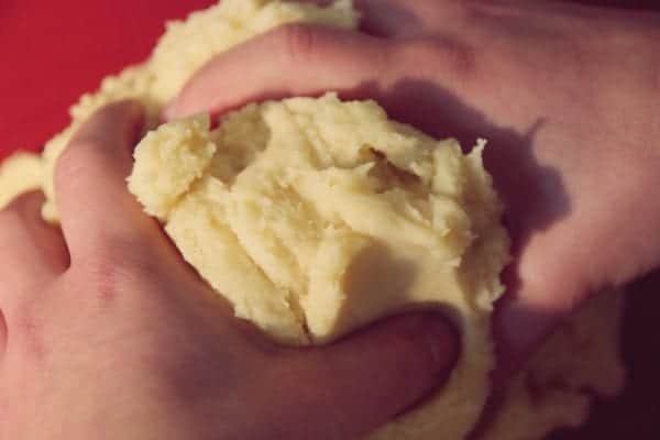 Miomente Weihnachtsrezept für Butterplätzchen: Teig kneten