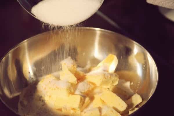 Miomente Weihnachtsrezept für Engelsaugen: Butter, Zucker und Oranginat vermixen