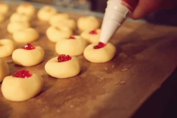 Miomente Weihnachtsrezept für Engelsaugen: Engelsaugen mit Marmelade füllen