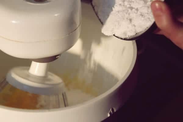 Miomente Weihnachtsrezepte für Schokostangen: Mehl zu Butter hinzufügen