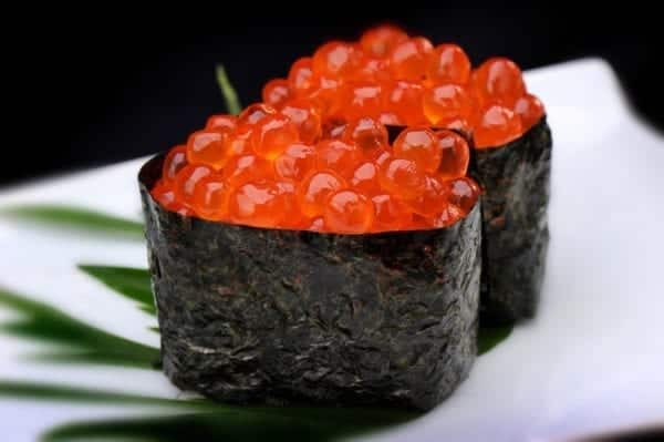 Gunkan-Sushi mit Kaviar in Noriblatt auf Reis