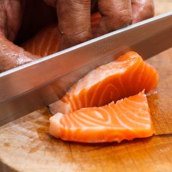 Lachs für Sushi quer zur Maserung schneiden