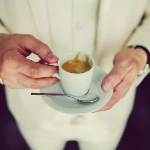 Im Wiener Kaffeehaus - Österreichische Kaffeespezialitäten: Kleiner oder großer Brauner mit einem Schuss Milch