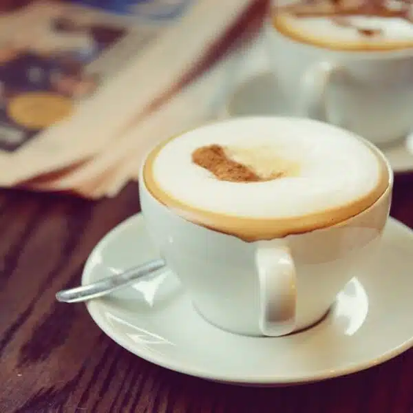Im Wiener Kaffeehaus - Österreichische Kaffeespezialitäten: Melange mit Milchschaum