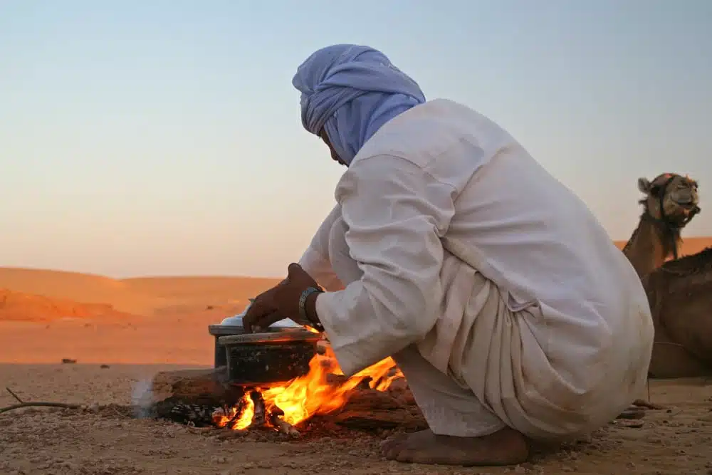 Schon die Berber, Nomaden Nordafrikas, verwendeten die Tajine zum Kochen
