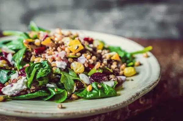 Spinat-Quinoa Salat Rezept mit Gemüse in unserem Miomente Entdeckermagazin