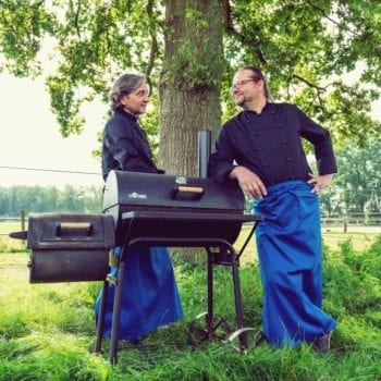 Würzpfade Kochschule von Dirk Rathoff und Gregor Stix in Münsterland – Dirk und Gregor mit Grill im Garten
