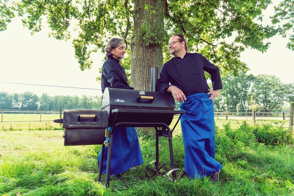 Würzpfade Kochschule von Dirk Rathoff und Gregor Stix in Münsterland – Dirk und Gregor mit Grill im Garten
