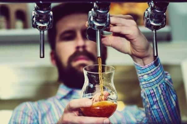 Bier-Quiz - Bierbrauer am Zapfhahn - Entdeckermagazin -Miomente