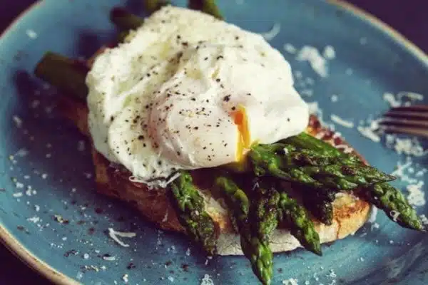 Oster-Highlights - grüner Spargel mit pochiertem Ei auf Toast - Entdeckermagazin - Miomente