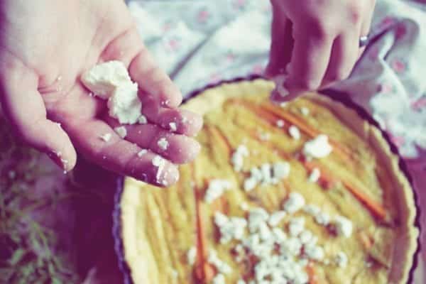 Rezept für eine Karotten-Tarte mit Schafskäse und frischem Thymian – Miomente Kochbuch Entdeckermagazin