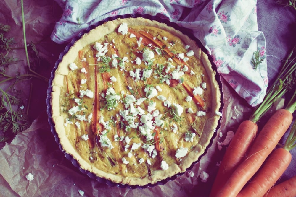 Rezept für eine Karotten-Tarte mit Schafskäse und frischem Thymian – Miomente Kochbuch Entdeckermagazin
