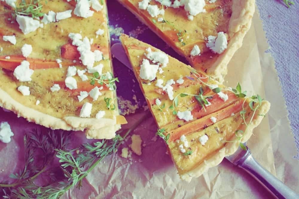 Rezept für eine Karotten-Tarte mit Schafskäse und frischem Thymian – Miomente Kochbuch Entdeckermagazin