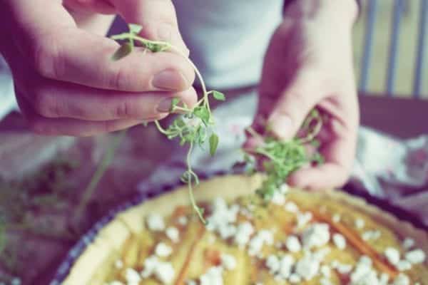 Rezept für eine Karotten-Tarte mit Schafskäse und frischem Thymian – Miomente Kochbuch Entdeckermagazin