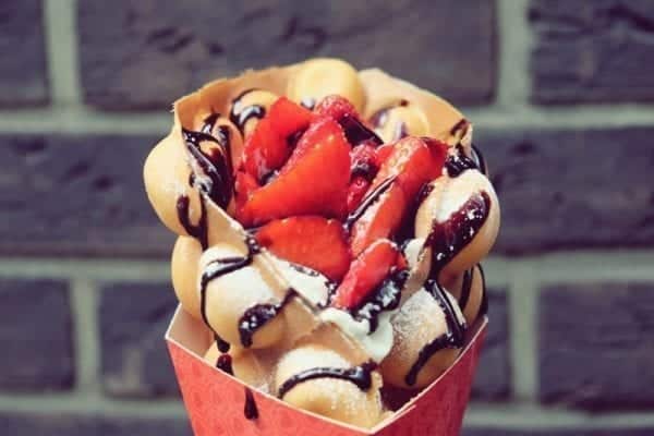 Egg-Waffles mit Erdbeeren und Eis - Entdeckermagazin - Miomente