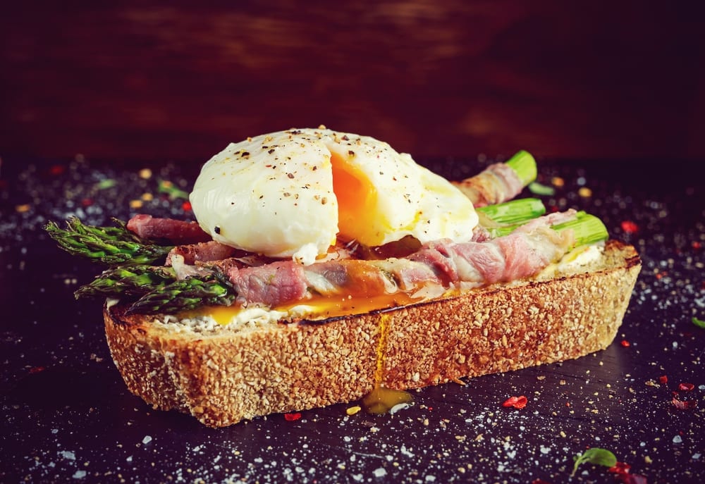 Spargel-Rezepet: Grüner Spargel in Serrano-Schinken auf Brot mit Ei - Entdeckermagazin - Miomente