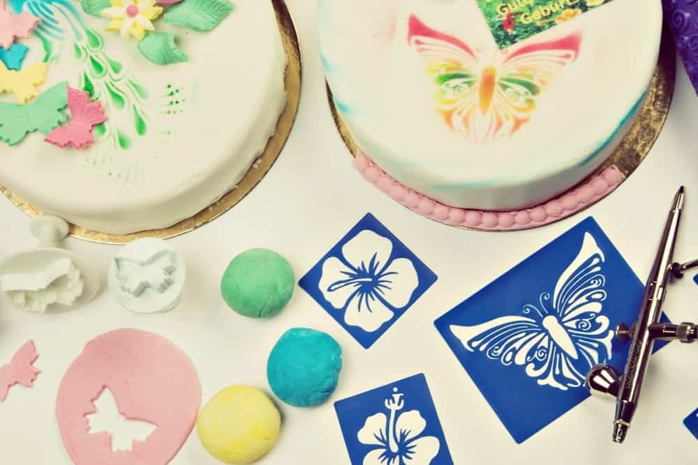 Backkurse bei Chocolatier Frank Simon - Schmetterlinge und Blumen aus Rollfondant | Miomente Entdeckermagazin