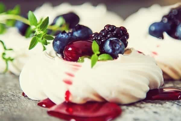 Sommerbeeren - Baiser mit Beeren - Entdeckermagazin - Miomente