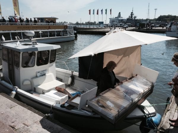 Kulinarischer Geheimtipp Helsinki - Fischkutter am Hafen - Entdeckermagazin Miomente