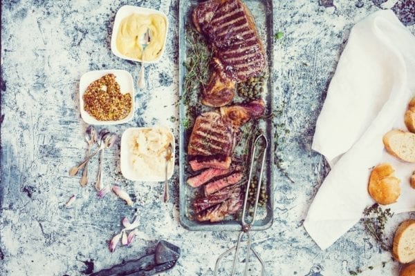 Flank-Steak grillen - Steak mit Gewürzen und Saucen - Entdeckermagazin - Miomente