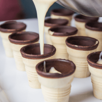 Rezept für Mini-Obst-Törtchen - Vanillepudding wird eingefüllt | Miomente Entdeckermagazin