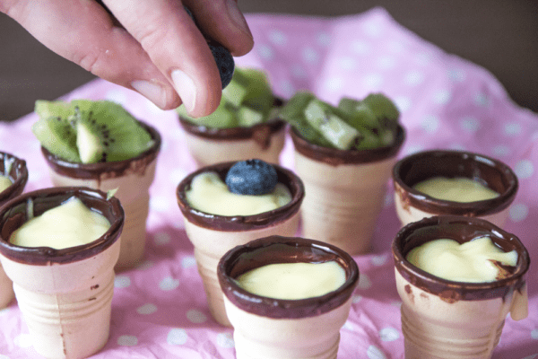 Rezept für Mini-Obst-Törtchen - Törtchen werden dekoriert | Miomente Entdeckermagazin